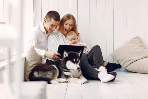 Tabletle vakit geçiren bir aile ve evcil dostları